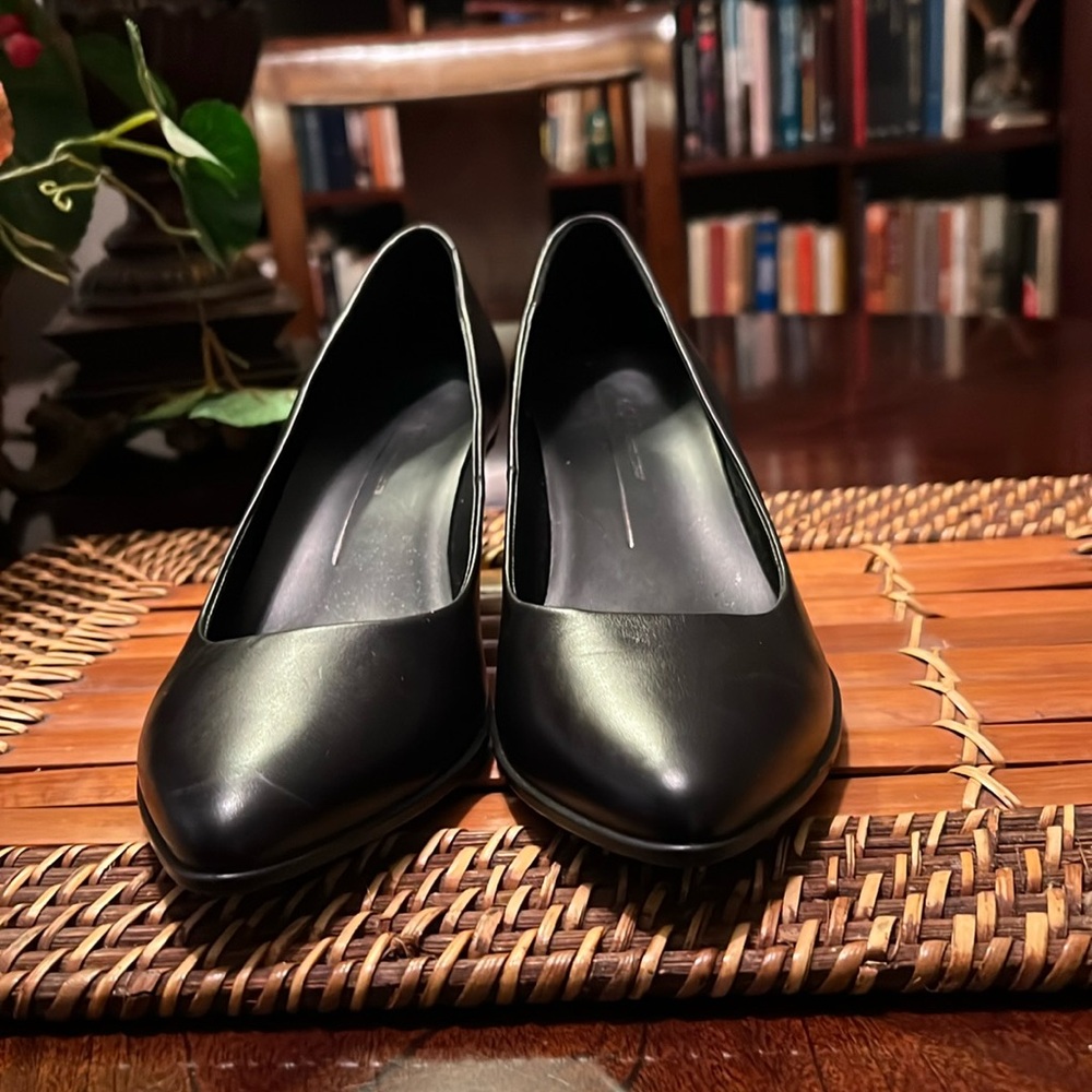 Ecco Black 45 sleek pump
